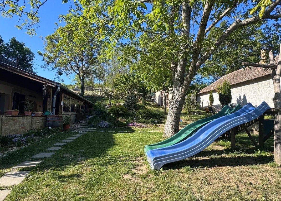Csúszda a ház melletti játszótéren